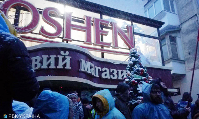 В Киеве сторонники Саакашвили разбили витрину магазина “Рошен”