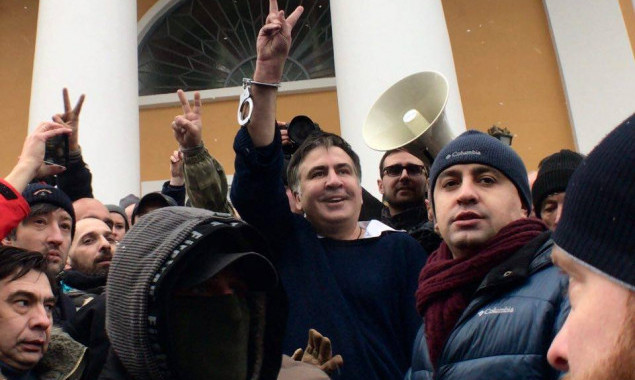 Саакашвили на свободе и ведет своих сторонников к ВР свергать Порошенко