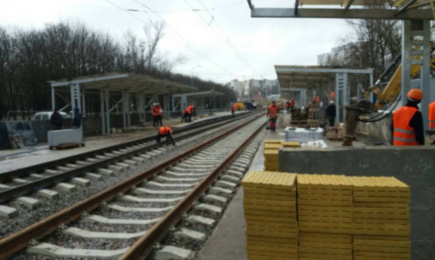 В Киеве власти до конца года обещают отремонтировать три станции на Борщаговской линии скоростного трамвая