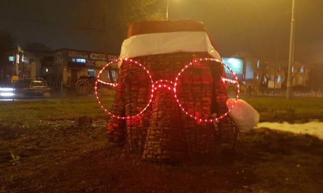 На истуканы Днепровского района одели светящиеся очки (фото)