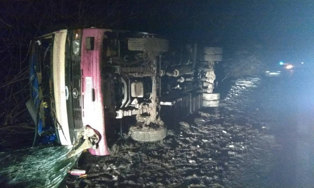 На Киевщине перевернулся автобус с пассажирами: 13 пострадавших