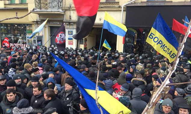 Возле Печерского суда митингуют сторонники Саакашвили, произошли столкновения (фото, видео)