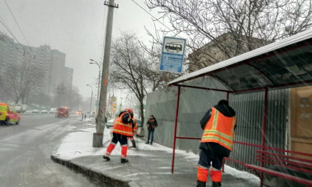 Снег в Киеве убирают 238 человек и 134 единицы спецтехники