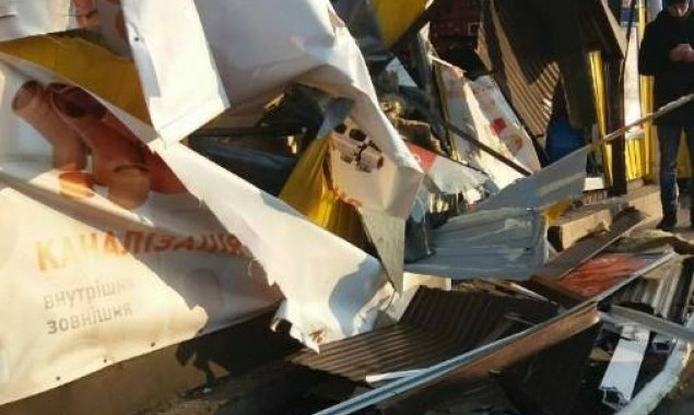 На Дарницком рынке в Киеве разгромили десятки МАФов (фото)