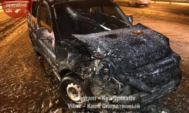 Водитель снегоуборочной техники в Киеве спровоцировал ДТП и травмировал ребенка (фото)