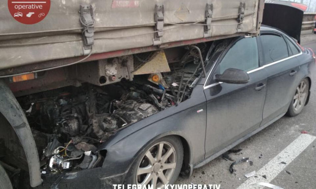 В Киеве девушка на Audi въехала под аварийную фуру (фото)