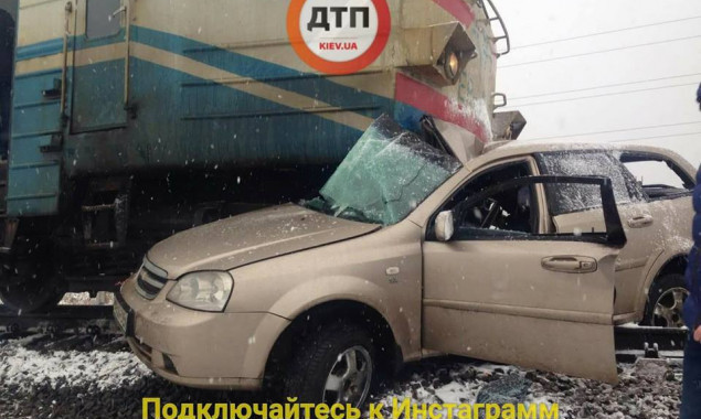 Под Киевом электричка на железнодорожном переезде протаранила автомобиль (фото)