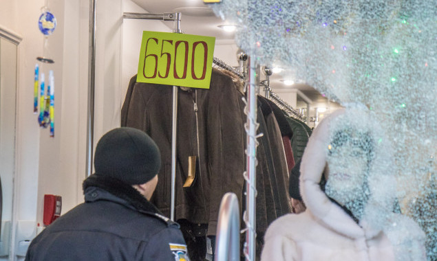 В центре Киева из магазина похитили 33 шубы (фото, видео)