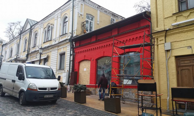 В Киеве на Андреевском спуске здание окрасили в яркий красный цвет (фото)