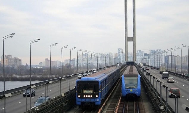 Завтра в Киеве ограничат движение транспорта по одной из эстакад Южного моста