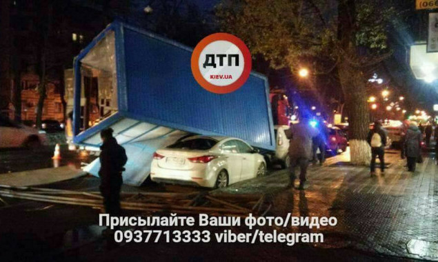 В Киеве МАФ упал на припаркованные автомобили (фото)