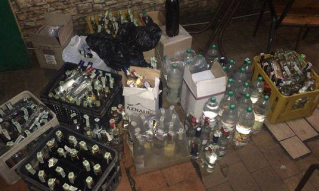 Правоохранители Киева разоблачили пункты торговли нелегальным алкоголем (фото, видео)