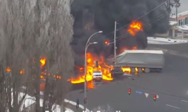 Фура выехала на “встречку”: в Киеве произошла страшная ДТП с возгоранием (фото, видео)
