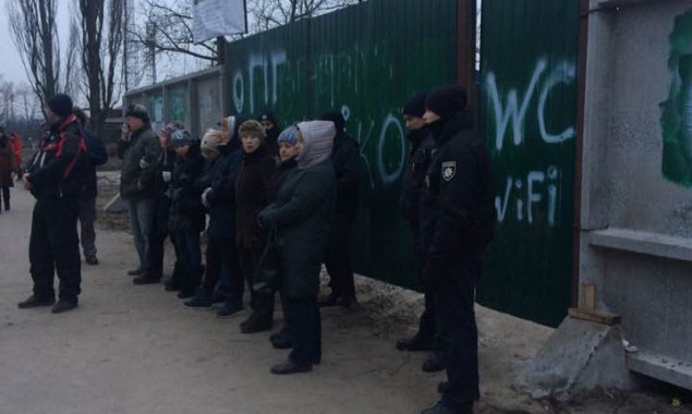 На скандальной киевской стройке на Миколайчука продолжаются столкновения (фото)