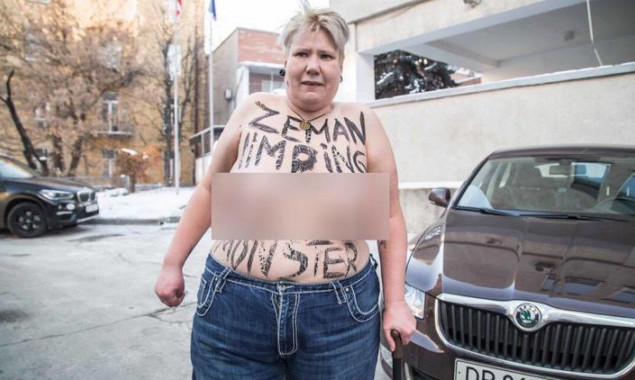 Активистка Femen перепутала посольства при проведении акции в Киеве (фото)