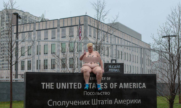 Femen устроили акцию под посольством США в Киеве (фото)