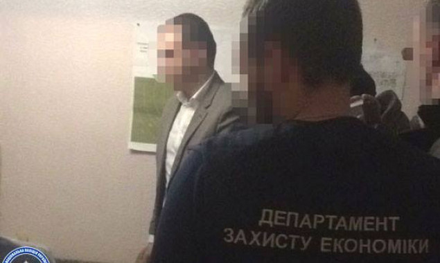 Замглавы одного из райсоветов Киевщины и его советник подозреваются в получении взятки в 50 тыс. долларов