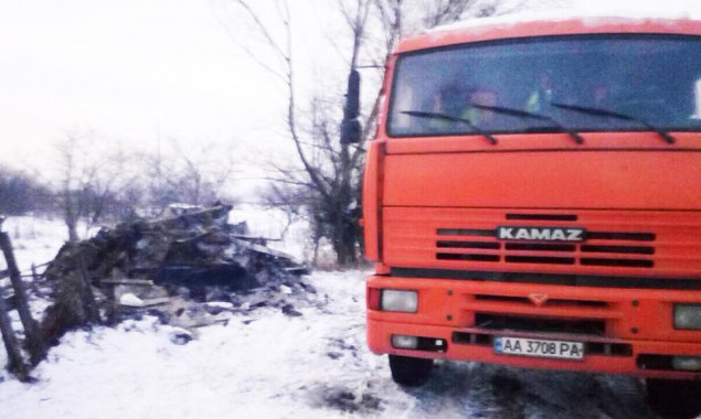 В Киеве грузовики частного застройщика остановлены при попытке сброса строительного мусора в зеленой зоне (фото)