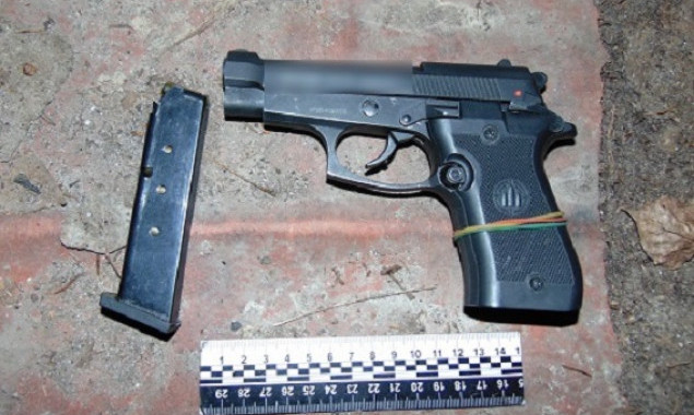 В Соломенском районе столицы полиция обнаружила у мужчины пистолет, корпус гранаты и прекурсоры (фото)