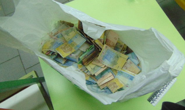 Киевлянин пытался украсть из аптеки ящик с пожертвованиями на лечение ребенка (фото)