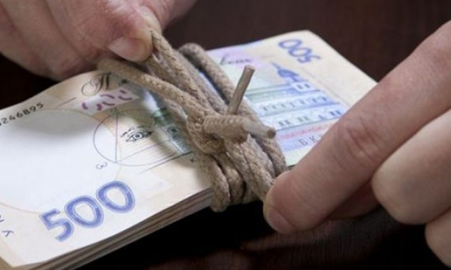 Официальная зарплата киевлян в долларовом эквиваленте снизилась в полтора раза за пять лет