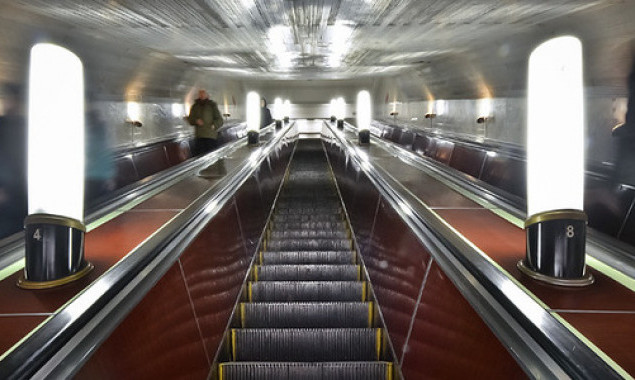 В Киеве на двух станциях метро стартовал капремонт эскалаторов