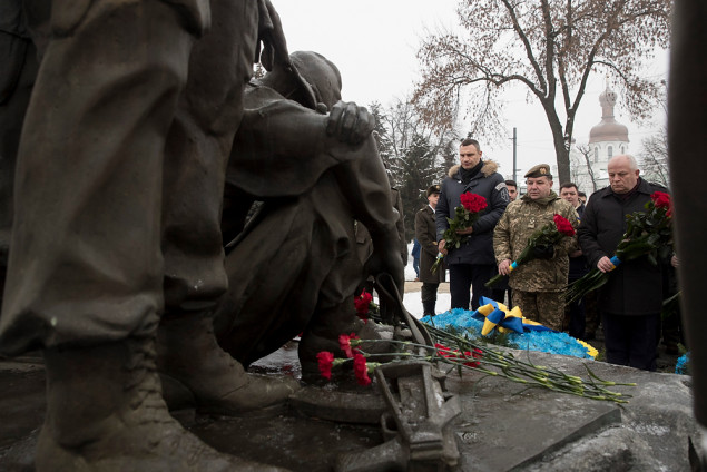 Кличко почтил память воинов-интернационалистов, возложив цветы к памятнику в Киеве