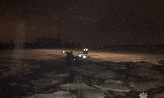 На Киевщине с оторвавшейся льдины спасли рыбаков (фото)