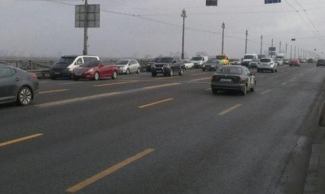 На мосту Патона в Киеве постоянно исчезает дорожная разметка
