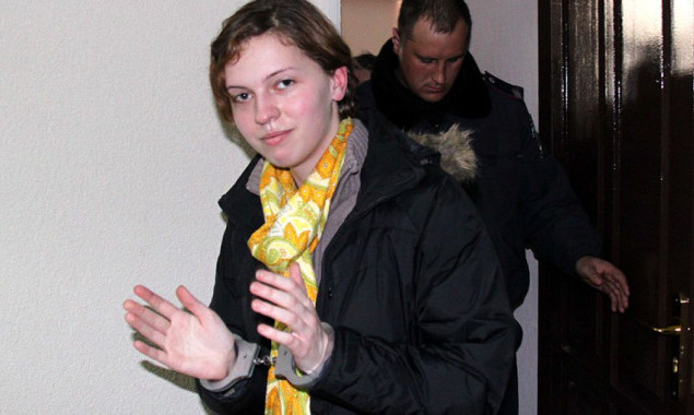 Девушке, жарившей на “Вечном огне” в Киеве яичницу, заплатят 4 тыс. евро компенсации