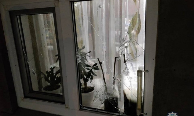 Житель Киевщины стрелял из автомата Калашникова и бросал гранаты в соседей и в полицию (фото)