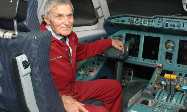В Киеве умер легендарный летчик
