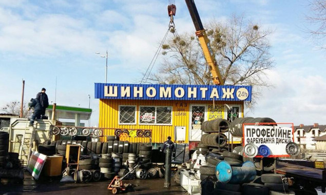 На прошлой неделе коммунальщики снесли в Киеве 18 незаконных сооружений (фото)