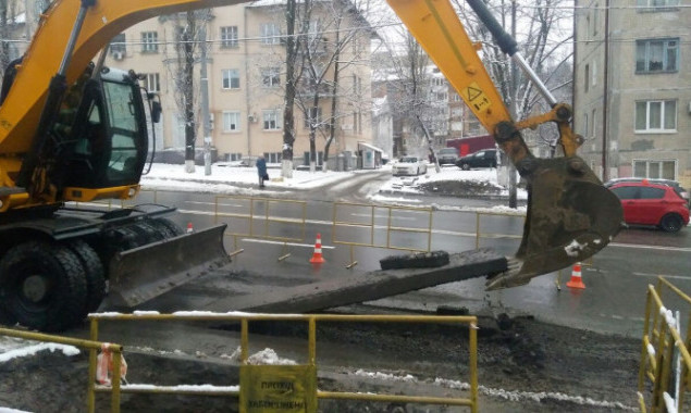 Долги киевлян мешают “Киевэнерго” восстанавливать благоустройство участков после проведения ремонтных работ