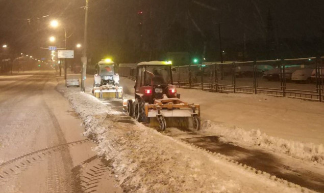 Ночью столичные улицы расчищали от снега 270 единиц техники и 29 бригад “Киевавтодора”