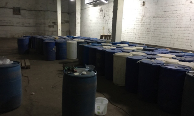 На Киевщине ликвидирован очередной цех по производству контрафактного алкоголя (фото)