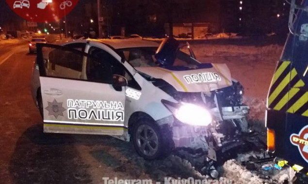 На Троещине в Киеве машина патрульной полиции врезалась в эвакуатор (фото)