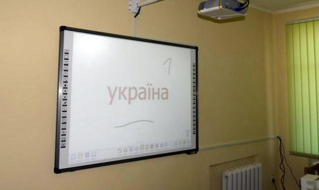 230 учителей Святошинского района Киева прошли курсы по управлению программными комплексами SMART-досок