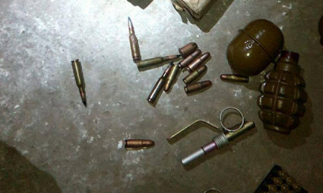В Борисполе полиция обнаружила в подвале гранаты, патроны и автомобильные номера (фото)