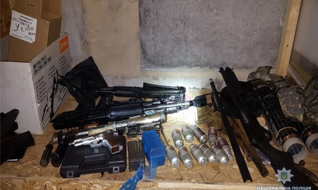 Киевлянин в гараже создал нарколабораторию и хранил арсенал оружия и боеприпасов (фото)
