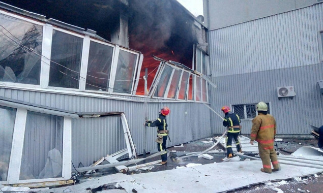 В Киеве на улице Туполева масштабный пожар: горит здание склада (фото, видео)