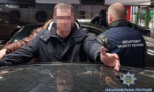 Сотрудников госучреждений в Киеве задержали на взятке в 187 тысяч гривен