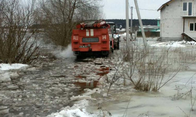 На Киевщине спасатели эвакуировали людей из затопленного и замерзшего дома (фото, видео)