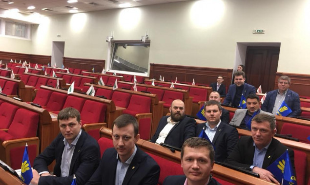 “Свободовцы” снова сорвали заседание градостроительно-земельной комиссии Киевсовета