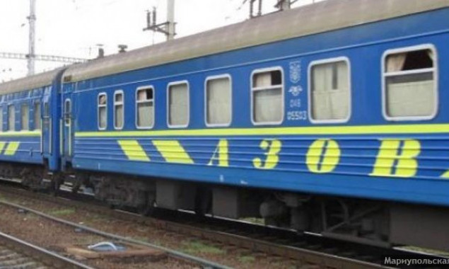 Порошенко попросил задержать отправление поезда из Мариуполя в Киев