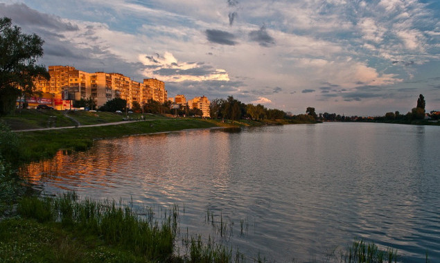 В Днепровском районе столицы жители частного сектора загрязняют озеро Радуга