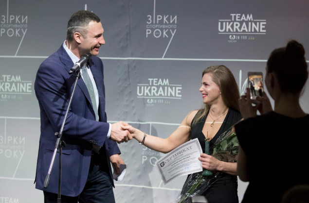Кличко принял участие в церемонии “Звезды спортивного года” и вручил награду в номинации “Спортсменка года”