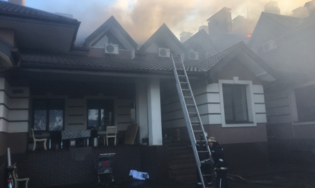 На Киевщине произошел масштабный пожар в ресторанном комплексе “Боровик” (фото)
