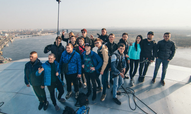 20 руферов встретили рассвет на Арке Дружбы народов в Киеве (фото)