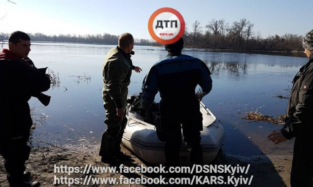 Спасатели Киева ищут пропавших людей с перевернувшейся лодки (фото)